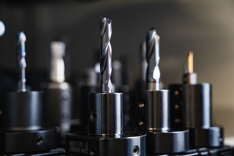 Verschiedene Bohrer sichtbar während der Fertigung in der CNC-Werkstatt von Neuhäusler. 