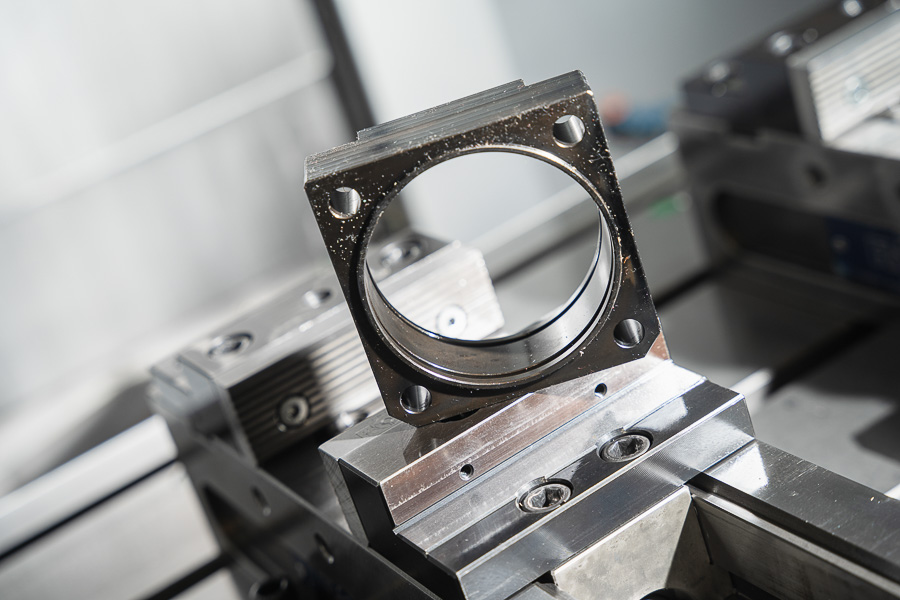 Blick auf ein Werkstück während der Produktion in der Zerspanungstechnik bei Neuhäusler. 