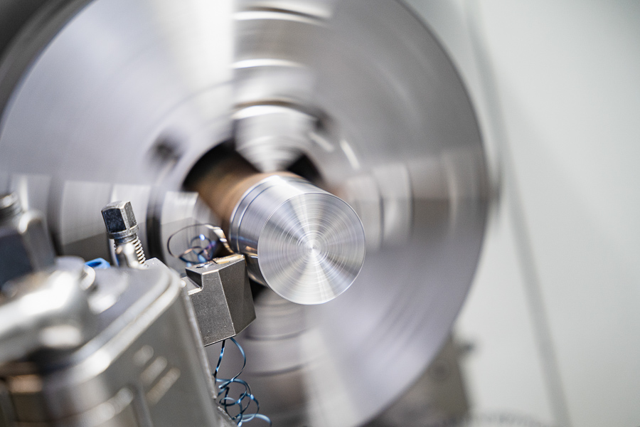 Werkstück wird beim CNC-Drehen in der Produktionshalle von Neuhäusler bearbeitet. 
