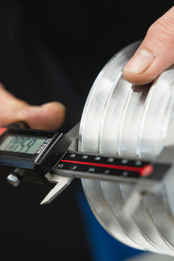 Messen eines Werkstücks zur Sicherstellung höchster Präzision in der Zerspanungstechnik. 