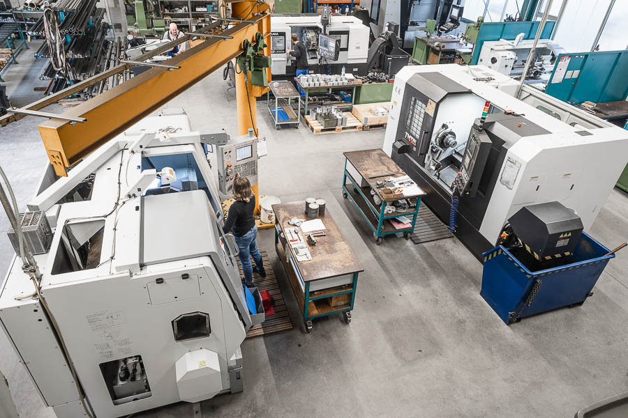 Blick in die Produktionshalle mit modernem Maschinenpark für CNC-Drehen und Fräsen. 
